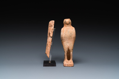 Een Egyptische houten Horusvalk en een fragment van een farao sculptuur, Late Tijd