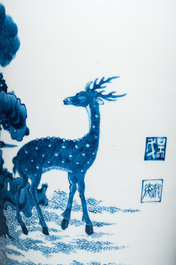 Vase en porcelaine de Chine en bleu et blanc &agrave; d&eacute;cor d'un cerf et d'une grue, marque de Tao Cheng Tang 陶成堂, 18/19&egrave;me