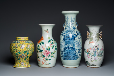 Vier Chinese famille rose en celadon vazen, 19/20e eeuw