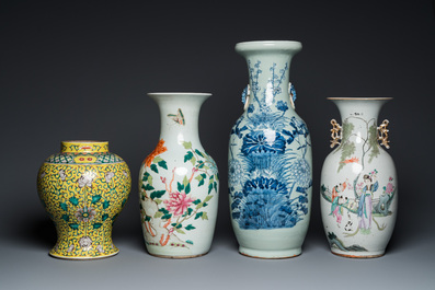 Quatre vases en porcelaine de Chine famille rose et &agrave; fond c&eacute;ladon, 19/20&egrave;me