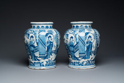 Paire de vases en fa&iuml;ence de Delft en bleu et blanc &agrave; d&eacute;cor chinois, ca. 1700