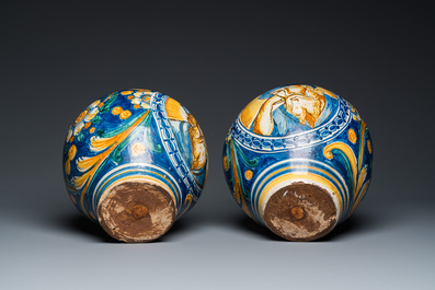 Een paar polychrome Italiaanse majolica apothekerspotten in Venetiaanse stijl, Zuid-Itali&euml;, eind 16e eeuw