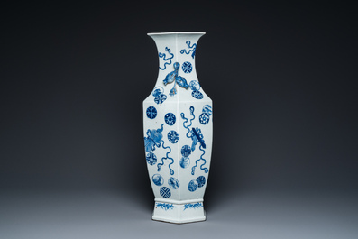 Een Chinese blauw-witte hexagonale 'anbaxian' vaas, 19e eeuw