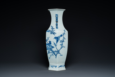 Een Chinese blauw-witte hexagonale vaas met eksters bij pruimenbloesems, 19e eeuw