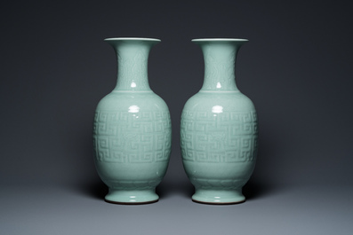 Paire de vases en porcelaine de Chine en c&eacute;ladon monochrome sur socles en bois, marque de Qianlong, 18/19&egrave;me