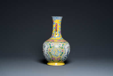 Vase de forme bouteille en porcelaine de Chine famille rose &agrave; fond jaune &agrave; d&eacute;cor de 'neuf p&ecirc;ches', Jiaqing