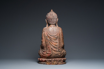 Een gelakte en vergulde houten sculptuur van een biddende asceet, wellicht Thailand, 18e eeuw