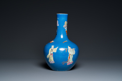 Een Chinese flesvormige famille rose 'acht onsterfelijken' vaas met blauwe fondkleur, Qianlong merk, 19e eeuw