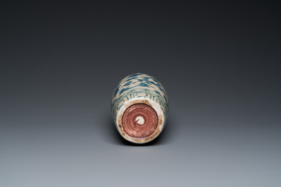 Een Vietnamese of Annamese blauw-witte vaas, 14/15e eeuw