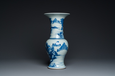 Vase de forme 'yenyen' en porcelaine de Chine en bleu et blanc &agrave; d&eacute;cor de figures dans un paysage, 19/20&egrave;me