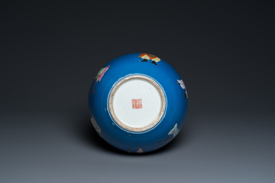 Vase de forme bouteille en porcelaine de Chine famille rose &agrave; d&eacute;cor des 'huit immortels' sur fond bleu, marque de Qianlong, 19&egrave;me