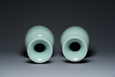 Paire de vases en porcelaine de Chine en c&eacute;ladon monochrome sur socles en bois, marque de Qianlong, 18/19&egrave;me
