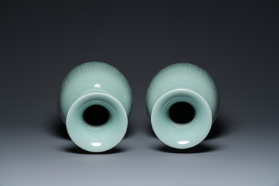 Een paar Chinese monochrome celadon vazen met onderglazuur decor op houten sokkels, Qianlong merk, 18/19e eeuw