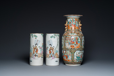 Une paire de porte-chapeaux en porcelaine de Chine famille rose et un vase de Canton, 19/20&egrave;me