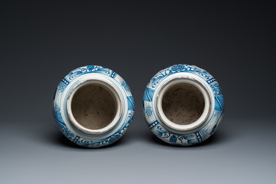 Paire de vases en fa&iuml;ence de Delft en bleu et blanc &agrave; d&eacute;cor chinois, ca. 1700