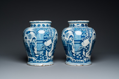 Een paar indrukwekkende blauw-witte Delftse chinoiserie vazen, ca. 1700