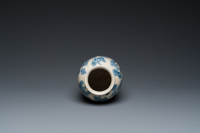 Een Vietnamese of Annamese blauw-witte vaas, 14/15e eeuw