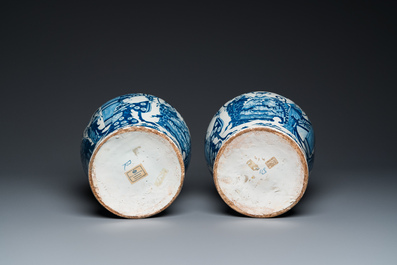 Een paar indrukwekkende blauw-witte Delftse chinoiserie vazen, ca. 1700