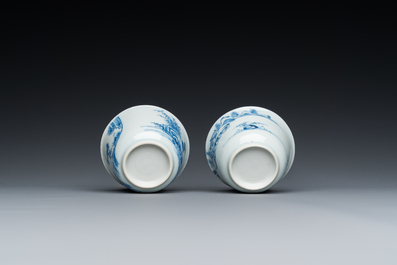 Deux tasses en porcelaine de Chine en bleu et blanc, Yongzheng