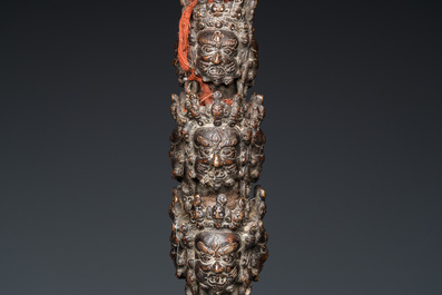 Een grote bronzen phurba, Tibet, 19e eeuw