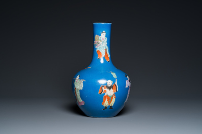 Een Chinese flesvormige famille rose 'acht onsterfelijken' vaas met blauwe fondkleur, Qianlong merk, 19e eeuw