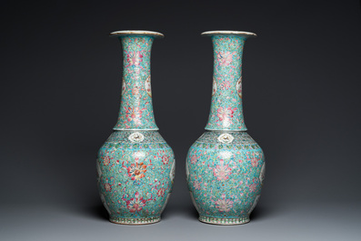 Een paar Chinese flesvormige famille rose vazen met turquoise fondkleur, 19e eeuw