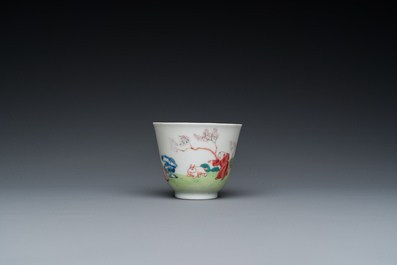 Grande tasse et soucoupe en porcelaine de Chine famille rose, Yongzheng