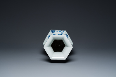 Vase de forme hexagonale en porcelaine de Chine en bleu et blanc &agrave; d&eacute;cor 'anbaxian', 19&egrave;me