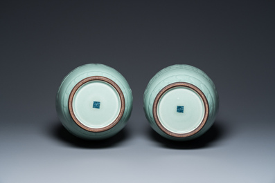 Een paar Chinese monochrome celadon vazen met onderglazuur decor op houten sokkels, Qianlong merk, 18/19e eeuw