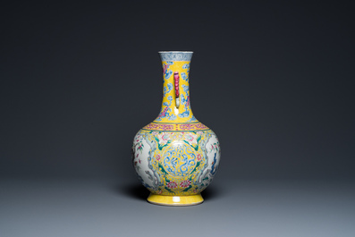 Vase de forme bouteille en porcelaine de Chine famille rose &agrave; fond jaune &agrave; d&eacute;cor de 'neuf p&ecirc;ches', Jiaqing