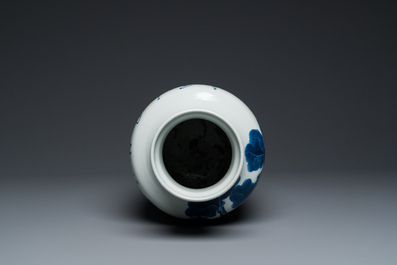 Vase en porcelaine de Chine en bleu et blanc &agrave; d&eacute;cor d'un cerf et d'une grue, marque de Tao Cheng Tang 陶成堂, 18/19&egrave;me