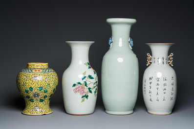 Quatre vases en porcelaine de Chine famille rose et &agrave; fond c&eacute;ladon, 19/20&egrave;me