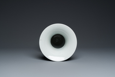 Vase de forme 'yenyen' en porcelaine de Chine en bleu et blanc &agrave; d&eacute;cor de figures dans un paysage, 19/20&egrave;me