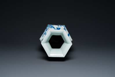 Een Chinese blauw-witte hexagonale vaas met eksters bij pruimenbloesems, 19e eeuw