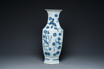 Een Chinese blauw-witte hexagonale 'anbaxian' vaas, 19e eeuw