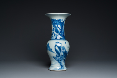 Vase de forme 'yenyen' en porcelaine de Chine en bleu et blanc &agrave; d&eacute;cor de figures dans un paysage, 19/20&egrave;me