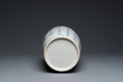 Vase en porcelaine de Chine en bleu et blanc &agrave; d&eacute;cor d'un cerf et d'une grue, marque de Tao Cheng Tang 陶成堂, 18/19&egrave;me