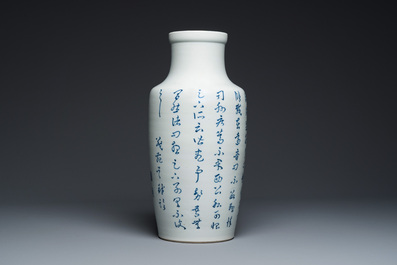 Vase en porcelaine de Chine en bleu et blanc &agrave; d&eacute;cor d'un cerf et d'une grue, marque de Tao Cheng Tang 陶成堂, 18/19&egrave;me