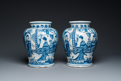 Een paar indrukwekkende blauw-witte Delftse chinoiserie vazen, ca. 1700