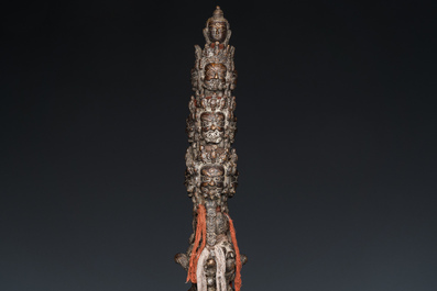 Een grote bronzen phurba, Tibet, 19e eeuw