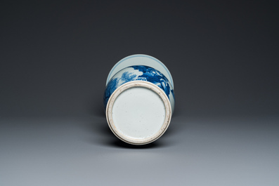 Vase de forme 'yenyen' en porcelaine de Chine en bleu et blanc &agrave; d&eacute;cor de figures dans un paysage, 19/20&egrave;me