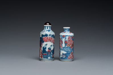 Twee Chinese blauw-witte en koperrode snuifflessen, Yongzheng merk, 19e eeuw