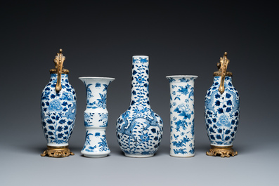 Cinq vases en porcelaine de Chine en bleu et blanc, 19&egrave;me