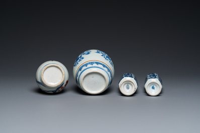 Drie Chinese blauw-witte vaasjes en een Imari-stijl vaasje, Kangxi