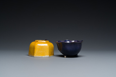 Un lave-pinceaux en biscuit &eacute;maill&eacute; jaune et un compte-gouttes en porcelaine de Chine en aubergine monochrome, Kangxi
