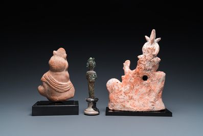 Deux sculptures en terre cuite, une en bronze et une amulette turquoise, Egypte, Basse &eacute;poque et p&eacute;riode ptol&eacute;ma&iuml;que