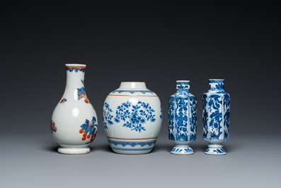 Trois vases en porcelaine de Chine en bleu et blanc et un de style Imari, Kangxi