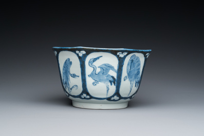 Een Japanse blauw-witte octagonale 'kraanvogels' kom, Edo, 18e eeuw