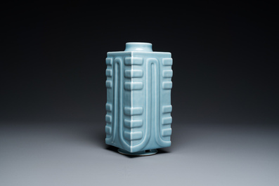 Vase de forme 'cong' en porcelaine de Chine en claire de lune monochrome, marque de Qianlong, 20&egrave;me