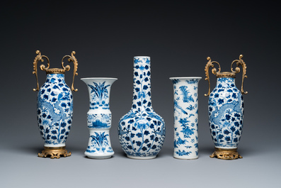 Vijf Chinese blauw-witte vazen, 19e eeuw
